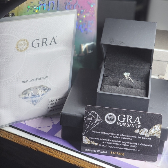 NWT Stunning 1ct Moissanite Engagement Ring w/Paperwork - Picture 12 of 17